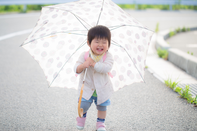 雨の日に五感を刺激するお散歩を